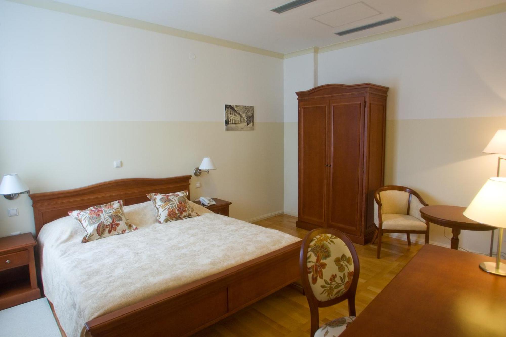 Heritage Hotel Frankopan Ogulin Buitenkant foto