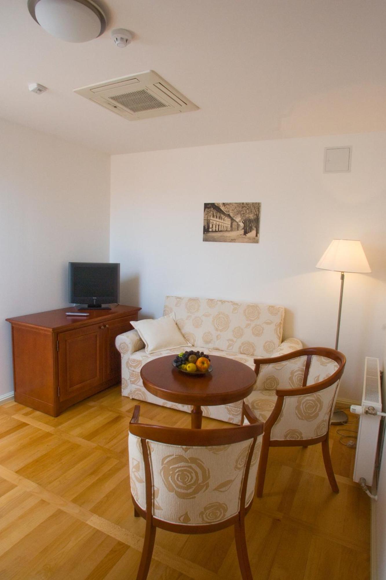 Heritage Hotel Frankopan Ogulin Buitenkant foto